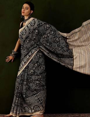 Black dabu printed saree with blouse 2