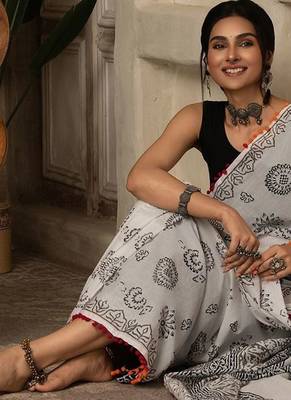 White floral printed  cotton saree 4