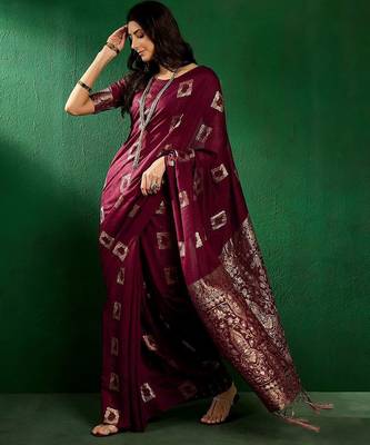 Magenta geometric woven design banarasi saree 3