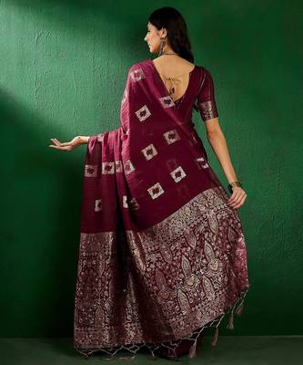 Magenta geometric woven design banarasi saree 4
