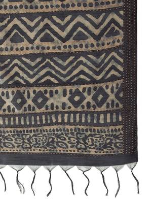 Grey printed saree with matching blouse 5