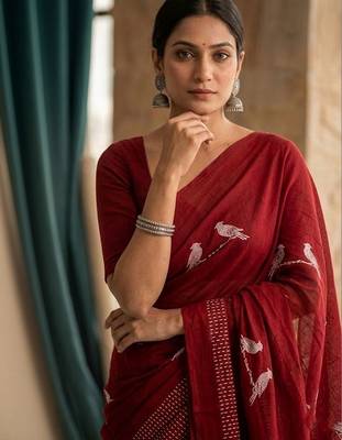 Maroon printed sarees with blouse piece 3