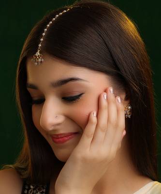 Gold plated kundan grey beaded maang tikka with earrings 1
