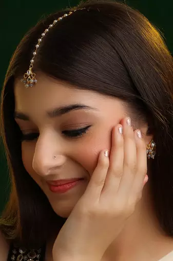 Gold plated kundan grey beaded maang tikka with earrings