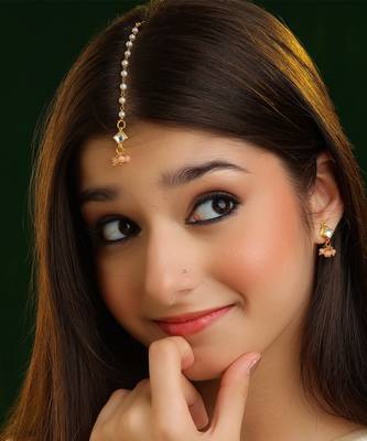 Gold plated kundan peach beaded maang tikka with earrings 1