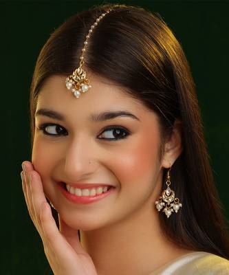 Gold plated kundan white beaded maang tikka with earrings 1