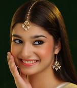 Gold plated kundan white beaded maang tikka with earrings