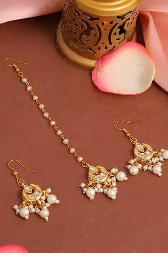 Gold plated kundan white beaded maang tikka with earrings