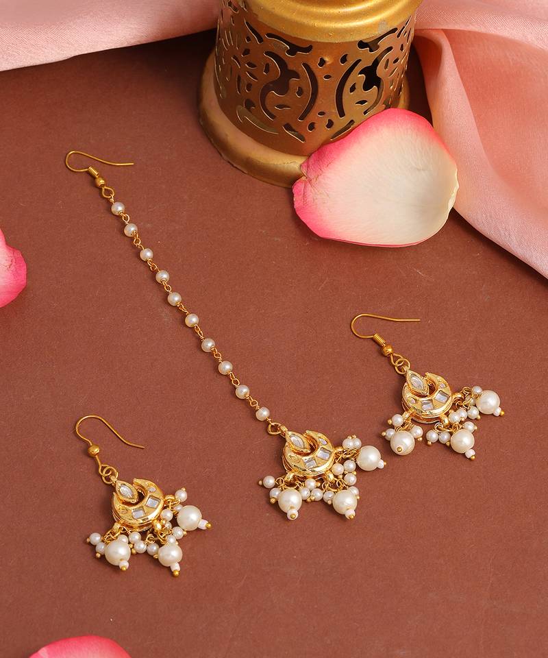 Gold plated kundan white beaded maang tikka with earrings