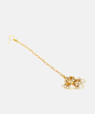 Gold plated kundan white beaded maang tikka with earrings 4