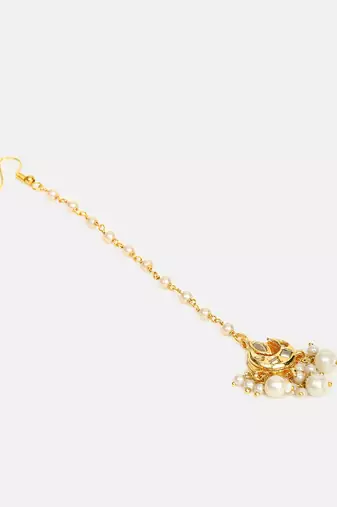 Gold plated kundan white beaded maang tikka with earrings