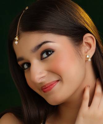 Gold plated kundan white beaded maang tikka with earrings 1