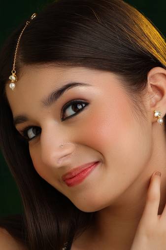 Gold plated kundan white beaded maang tikka with earrings