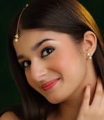 Gold plated kundan white beaded maang tikka with earrings