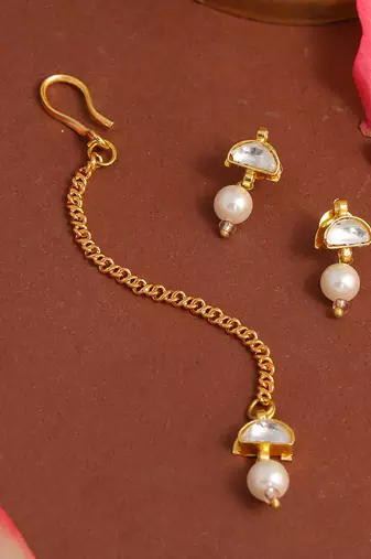 Gold plated kundan white beaded maang tikka with earrings