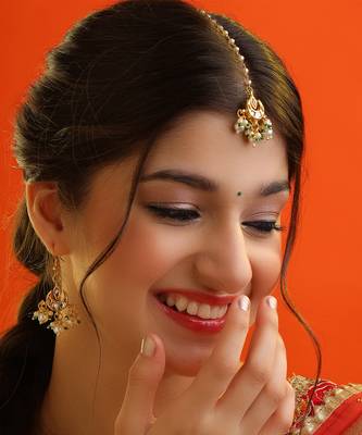 Gold plated kundan green and white beaded maang tikka with earrings 1
