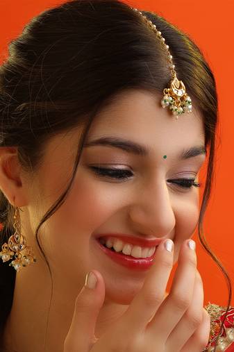 Gold plated kundan green and white beaded maang tikka with earrings