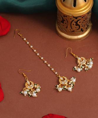 Gold plated kundan green and white beaded maang tikka with earrings 2
