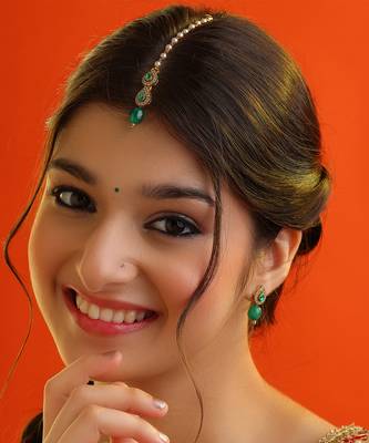 Gold plated kundan green beaded maang tikka with earrings 1