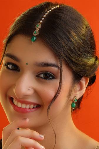 Gold plated kundan green beaded maang tikka with earrings