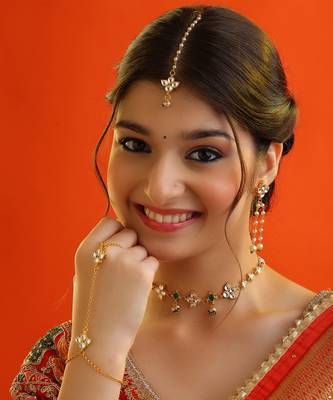 Gold plated kundan green stones necklace set with maang tikka and haathphool 1