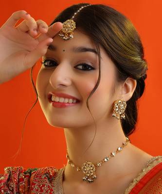Gold plated kundan green beaded necklace set with maang tikka 1