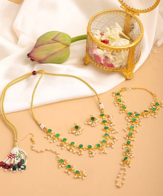 Gold plated kundan green stone necklace set with maang tikka and haathphool 1