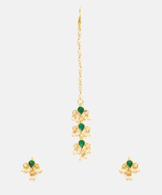 Gold plated kundan green stone necklace set with maang tikka and haathphool 4