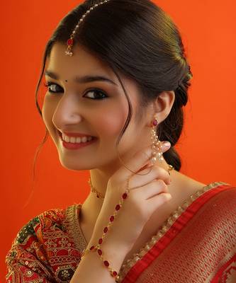 Gold plated kundan red stones necklace set with maang tikka and haathphool 1