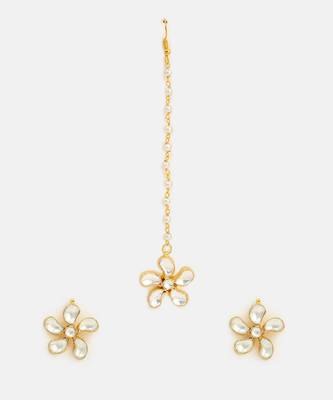 Gold plated kundan white stones beaded floral maang tikka with earrings 1