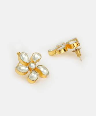 Gold plated kundan white stones beaded floral maang tikka with earrings 4