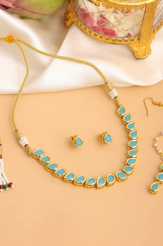 Gold plated kundan turquoise stones necklace set with maang tikka