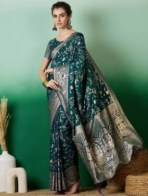 Green ethnic motif zari woven kanjeevaram saree 3
