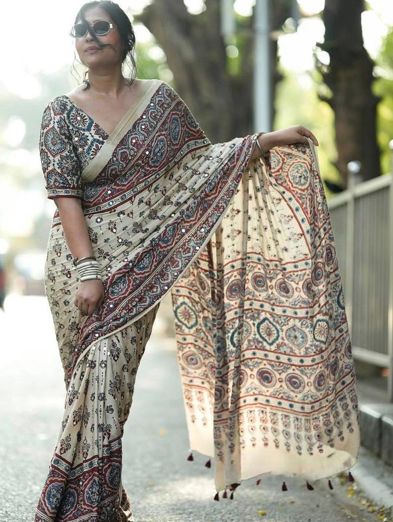 Cream paisley mirror work bandhani saree