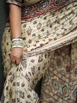 Cream paisley mirror work bandhani saree 3