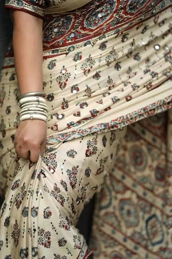 Cream paisley mirror work bandhani saree