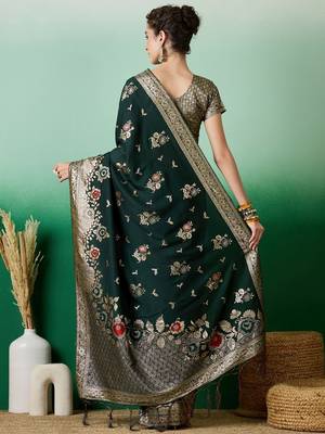 Green ethnic motif zari woven tassel detail kanjeevaram saree 4