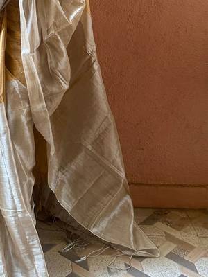 Beige solid saree 5