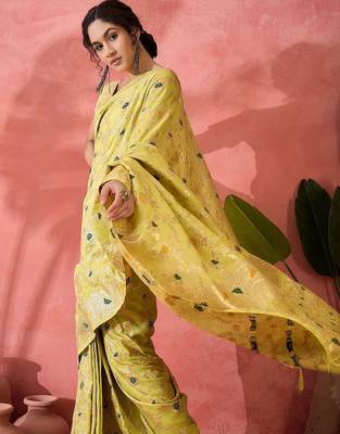 Lime woven design banarasi saree with blouse piece 5