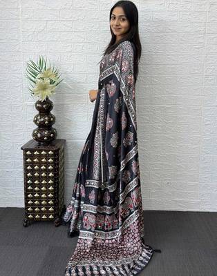 Black ajrak block mirror work bandhani saree 3