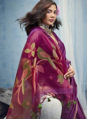 magenta munga cotton blend handloom weaving festive wear saree 4