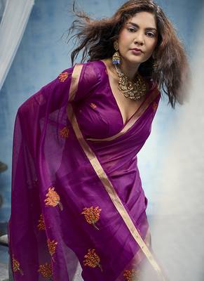 magenta munga cotton blend handloom weaving festive wear saree 4