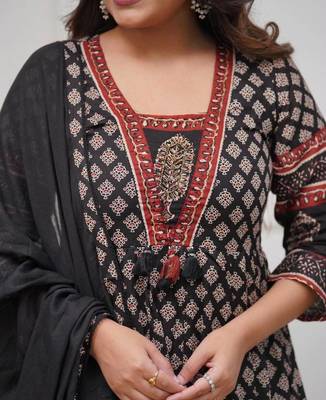 Black cotton floral printed ethnic kurta set with dupatta 3