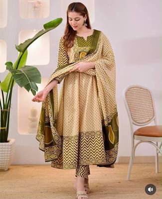 Green cotton geometric printed ethnic kurta set with dupatta 1