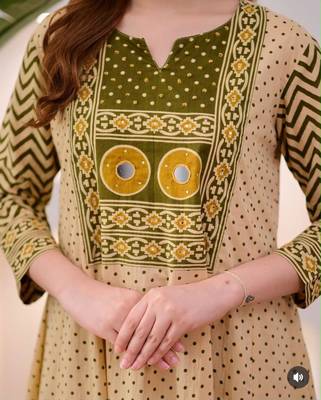 Green cotton geometric printed ethnic kurta set with dupatta 3