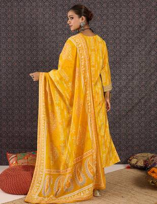 Yellow chanderi silk embroidered kurta trouser dupatta set 2