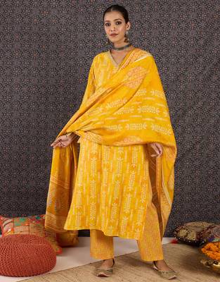 Yellow chanderi silk embroidered kurta trouser dupatta set 4