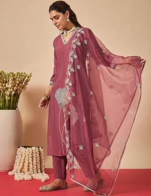Mauve silk blend embroidered kurta trouser dupatta set 3