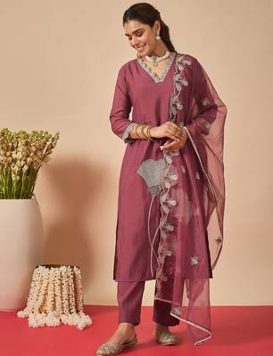 Mauve silk blend embroidered kurta trouser dupatta set 4