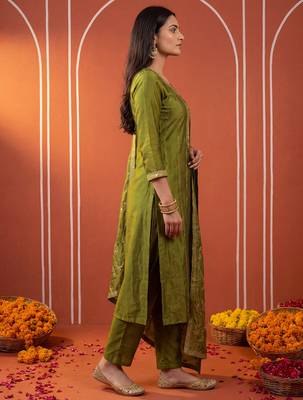 Green silk blend embroidered kurta trouser dupatta set 3